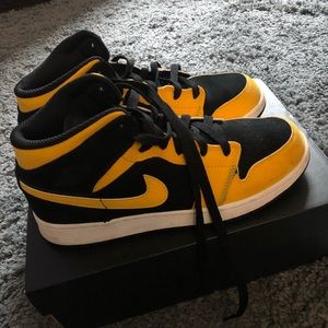 jordan 1 yellow mids ON HOLD
